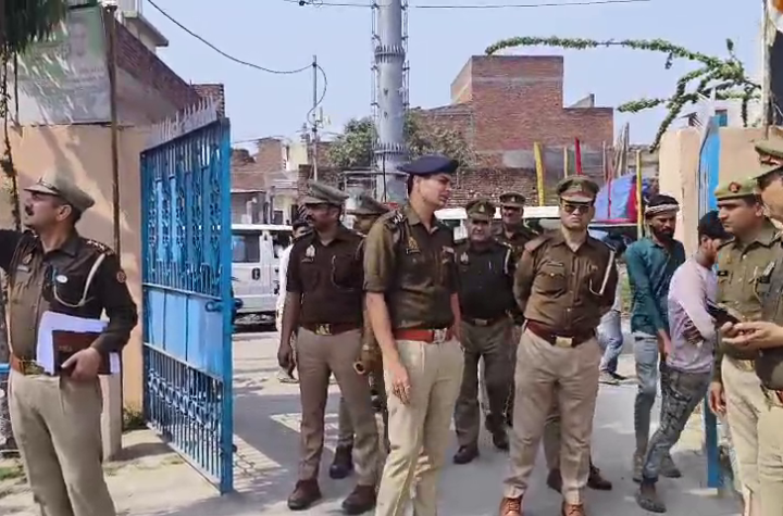 चरथावल में मेले स्थल का निरीक्षण, पुलिस ने किया पैदल गश्त