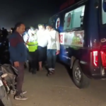 मुजफ्फरनगर मंसूरपुर क्षेत्र के नावला कट फ्लाईओवर पर आगे चल रहे ट्रैक्टर ट्राली से जा टकराई डबल डेकर बस, हुआ भीषण सड़क हादसा।