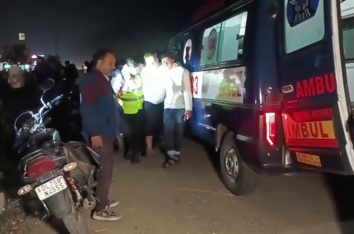 मुजफ्फरनगर मंसूरपुर क्षेत्र के नावला कट फ्लाईओवर पर आगे चल रहे ट्रैक्टर ट्राली से जा टकराई डबल डेकर बस, हुआ भीषण सड़क हादसा।