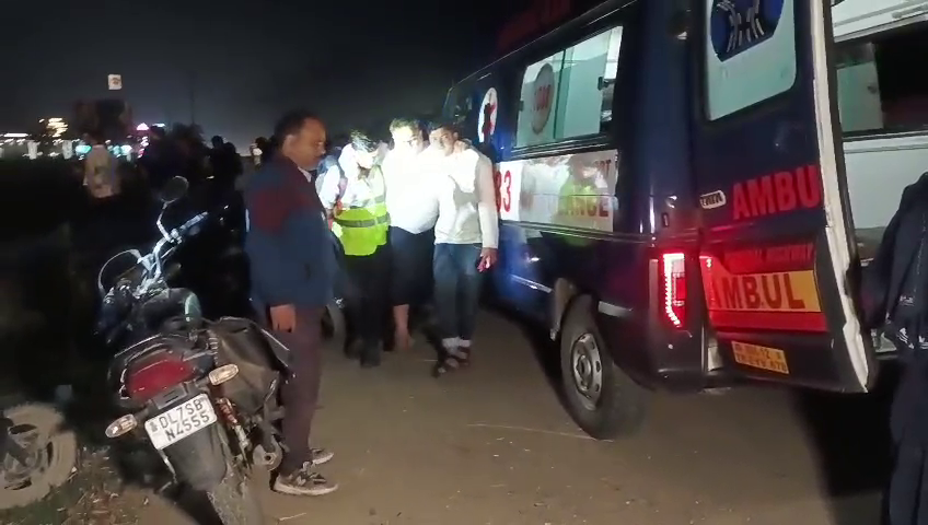 मुजफ्फरनगर मंसूरपुर क्षेत्र के नावला कट फ्लाईओवर पर आगे चल रहे ट्रैक्टर ट्राली से जा टकराई डबल डेकर बस, हुआ भीषण सड़क हादसा।