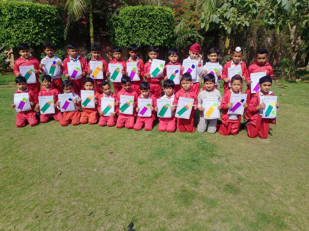 मेरठ के रामराज स्थित रामराज के दशमेश पब्लिक स्कूल में हर्षाेल्लास के साथ मनाई होली