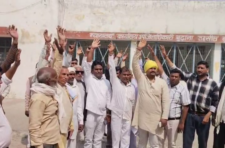 हिरण्यकश्यप पर अभद्र टिप्पणी के विरोध में उपजिलाधिकारी को सौंपा ज्ञापन