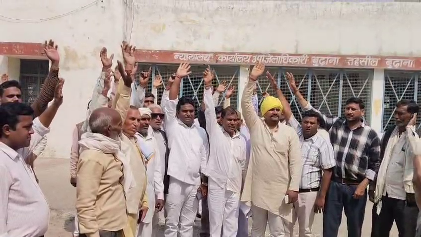 हिरण्यकश्यप पर अभद्र टिप्पणी के विरोध में उपजिलाधिकारी को सौंपा ज्ञापन