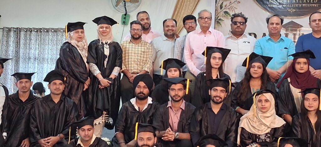 भारत आयुर्वेदिक मेडिकल कालेज में शनिवार को ग्रेजुएशन सेरोमनी का आयोजन किया गया