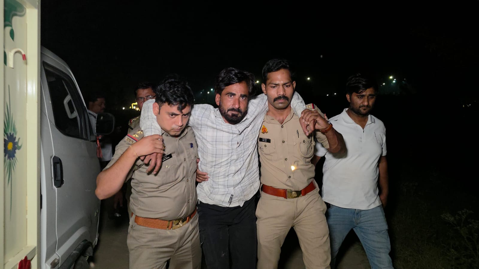 मुजफ्फरनगर के नई मंडी थाना क्षेत्र में शनिवार रात पुलिस और गांजा तस्करों के बीच मुठभेड़