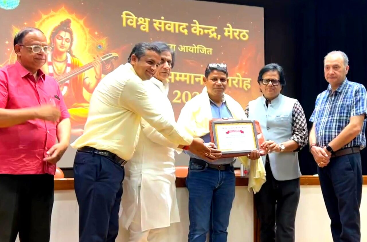 मुजफ्फरनगर दैनिक जागरण के वरिष्ठ फोटो जर्नलिस्ट भूषण भास्कर को मेरठ में आयोजित प्रैस स्वतंत्रता दिवस कार्यक्रम में नारद सम्मान पुरस्कार से किया सम्मानित