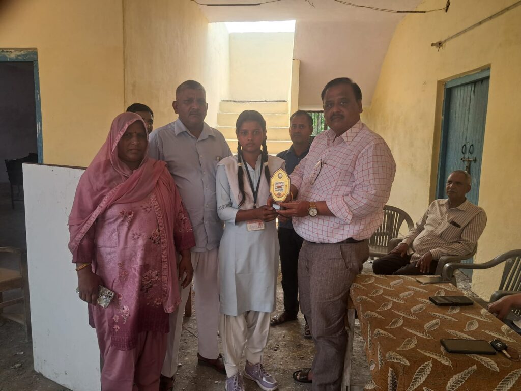 किसान इंटर कॉलेज में मेधावी छात्र-छात्राओं का सम्मान, उत्कृष्ट परीक्षा परिणाम से बढ़ाया विद्यालय का मान