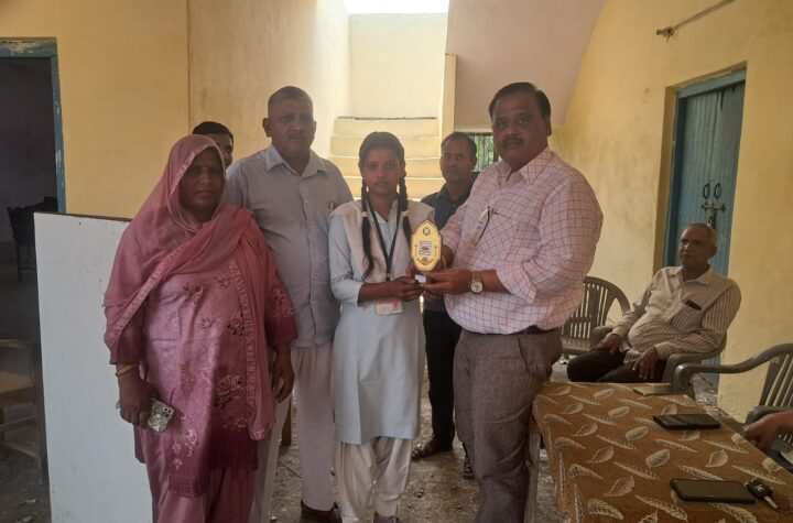 किसान इंटर कॉलेज में मेधावी छात्र-छात्राओं का सम्मान, उत्कृष्ट परीक्षा परिणाम से बढ़ाया विद्यालय का मान
