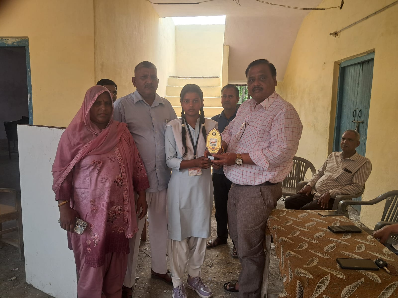 किसान इंटर कॉलेज में मेधावी छात्र-छात्राओं का सम्मान, उत्कृष्ट परीक्षा परिणाम से बढ़ाया विद्यालय का मान
