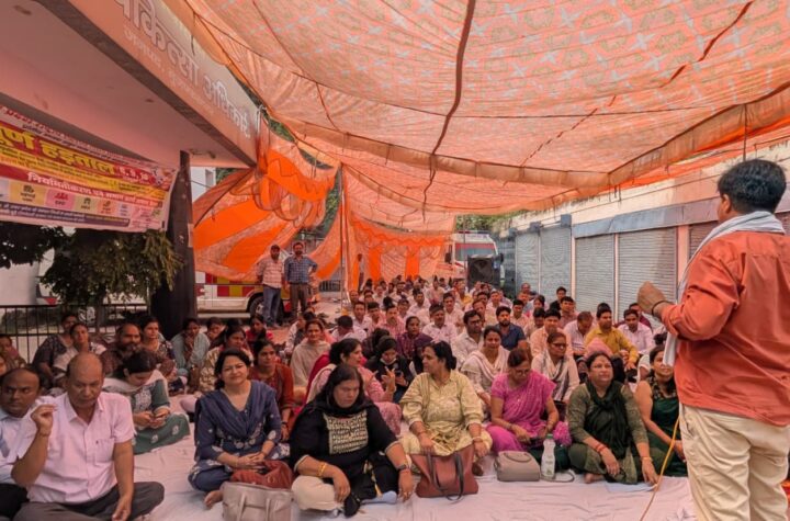 एनएचएम संविदा कर्मियों की हड़ताल दूसरे दिन भी जारी, स्वास्थ्य सेवाएं प्रभावित; कई अस्पतालों में लटके ताले, मरीज परेशान