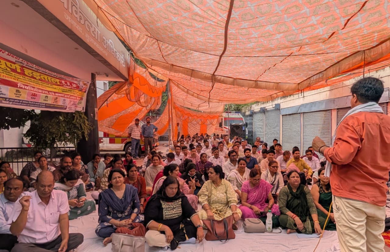 एनएचएम संविदा कर्मियों की हड़ताल दूसरे दिन भी जारी, स्वास्थ्य सेवाएं प्रभावित; कई अस्पतालों में लटके ताले, मरीज परेशान