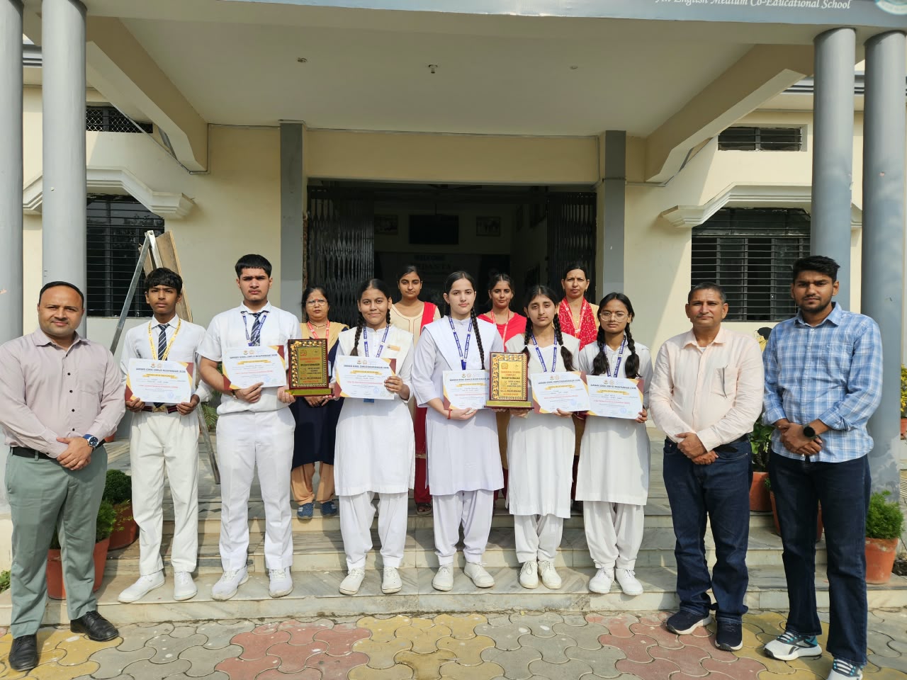 विज्ञान प्रदर्शनी में वेदांता पब्लिक स्कूल का परचम, दिव्यांशी, वर्णिका और परीक्षित ने हासिल किया द्वितीय स्थान