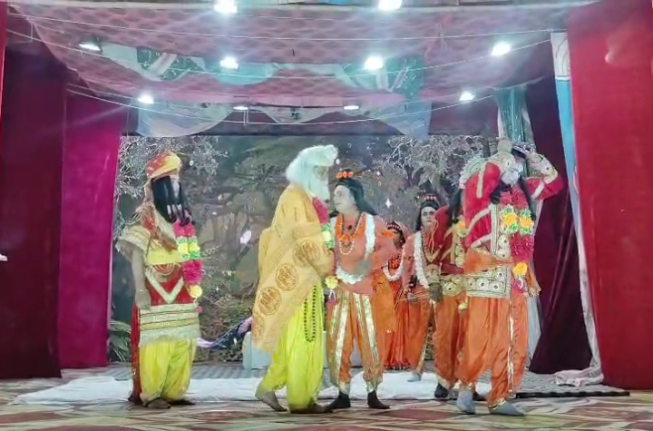 दौराला के श्री रामलीला ग्राउंड में 'भरत मिलाप' और 'शूर्पणखा प्रसंग' का भव्य मंचन, सजीव अभिनय देख भावुक हुए श्रद्धालु।