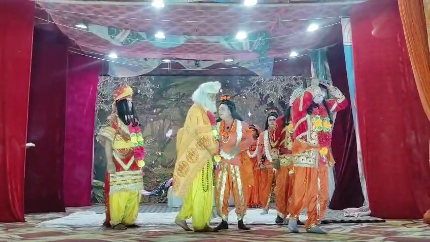 दौराला के श्री रामलीला ग्राउंड में 'भरत मिलाप' और 'शूर्पणखा प्रसंग' का भव्य मंचन, सजीव अभिनय देख भावुक हुए श्रद्धालु।